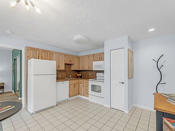 2nd image of 160 Burkhall St Unit 208