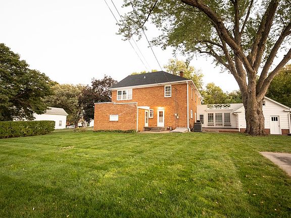 2nd image of 1402 1st Ave