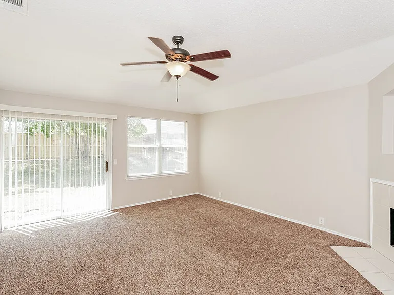 1519 Columbia Dr — Photo 3