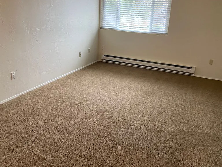950 NW Sycamore Ave #4 — Photo 4