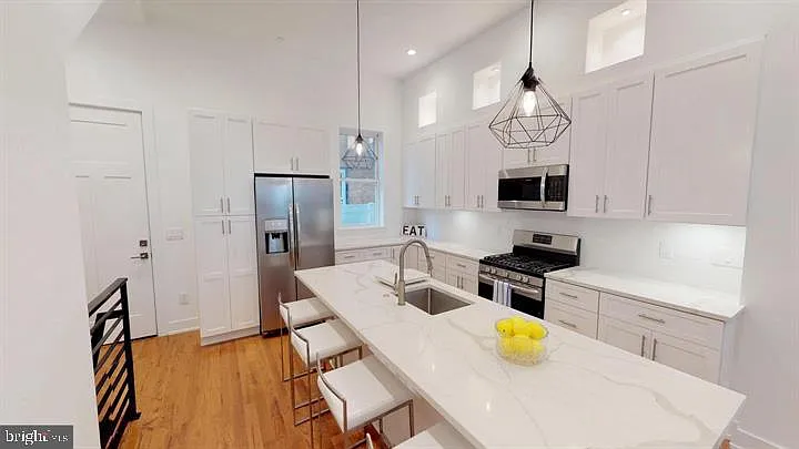 146 W Wildey St — Photo 6