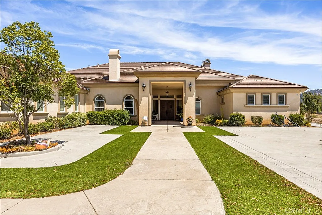 5 bed, 4380 sqft, $10,000 — Photo 2