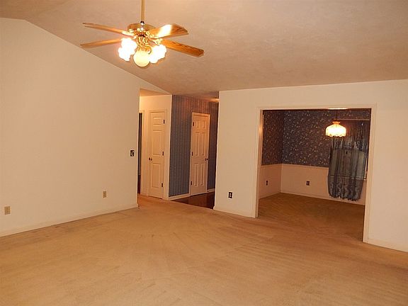 3rd image of 2913 Foxcroft Dr
