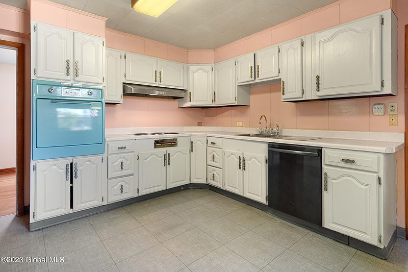 5th image of 52 Saratoga Avenue
