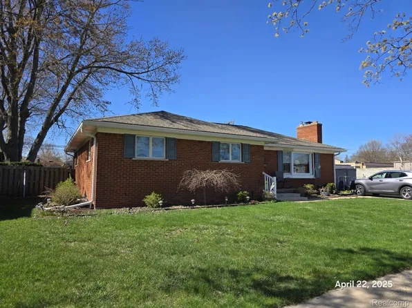 22320 Red Maple Ln, Saint Clair Shores, MI 48080