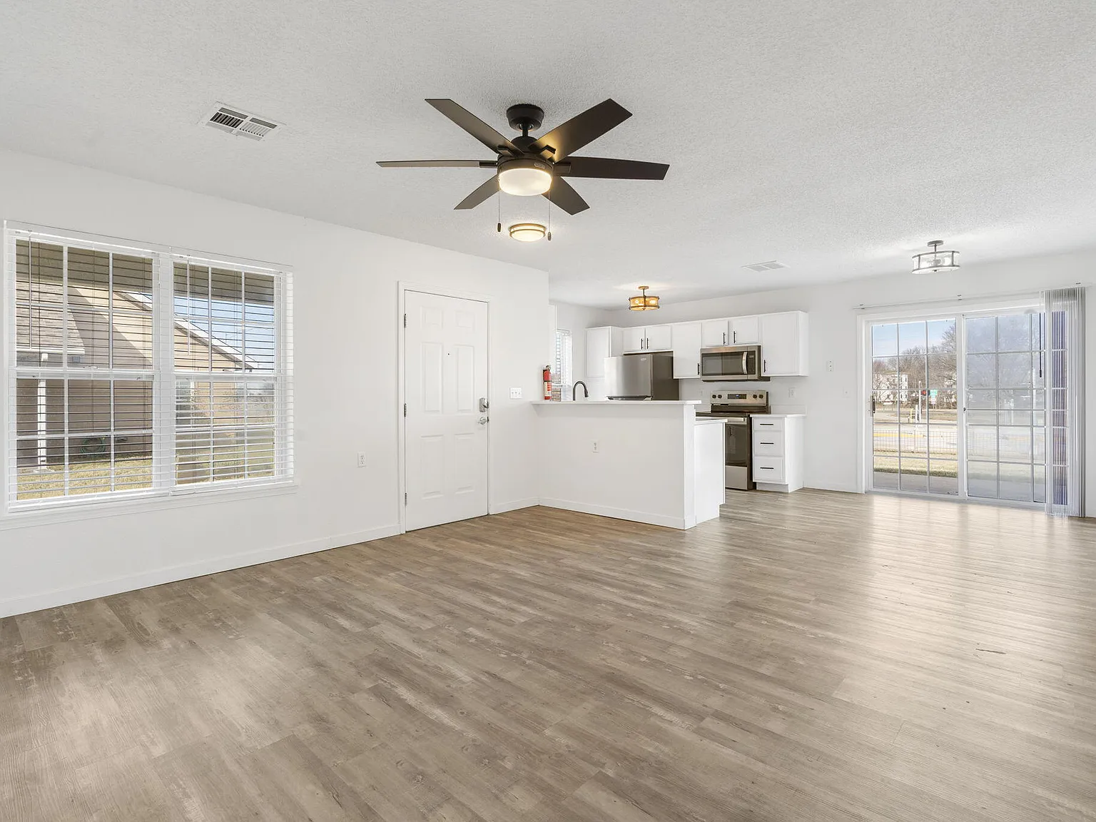 2 bed, 2.0 bath, 976 sqft, $1,595 — Photo 4