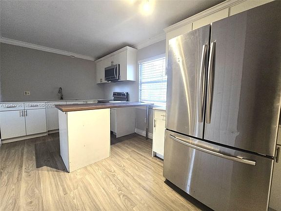 4th image of 914 SW 8th Ave APT 57