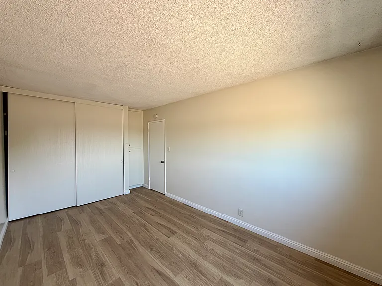 889 N Laurel Ave #15 — Photo 5