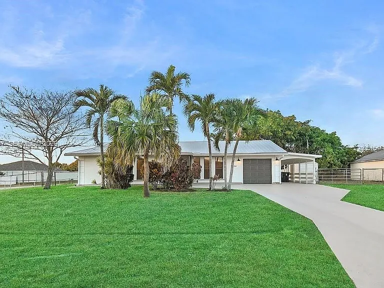 981 SW Bay State Rd — Photo 1