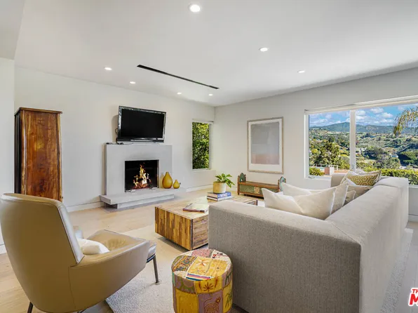17501 Tramonto Dr, Pacific Palisades, CA 90272