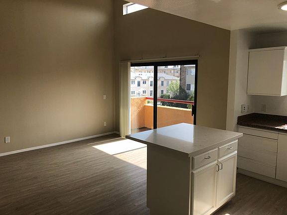 4th image of 411 S Berendo St APT 301