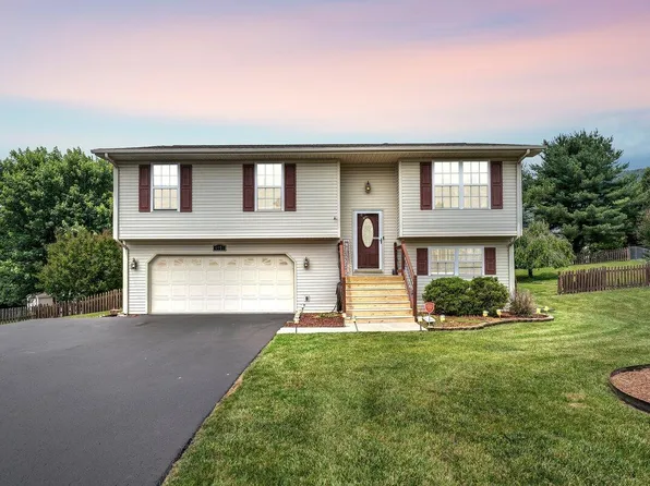 4910 Orchard Park Dr, Roanoke, VA 24019