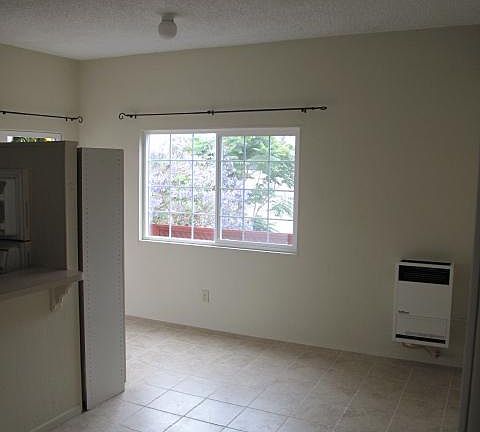 5th image of 1076 1/2 Lincoln Ave