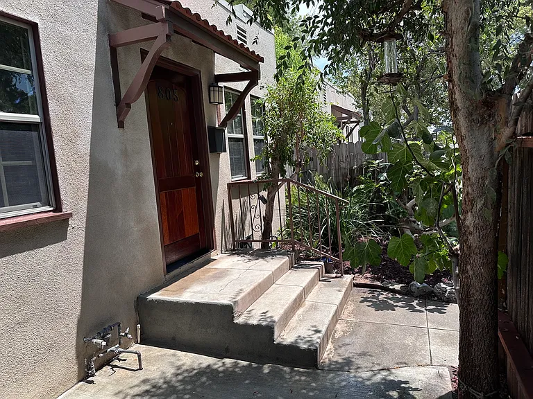 805 E Tujunga Ave — Photo 3