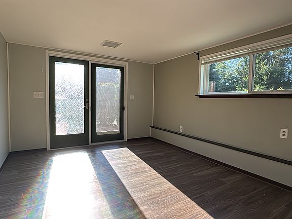 Entry/Living room