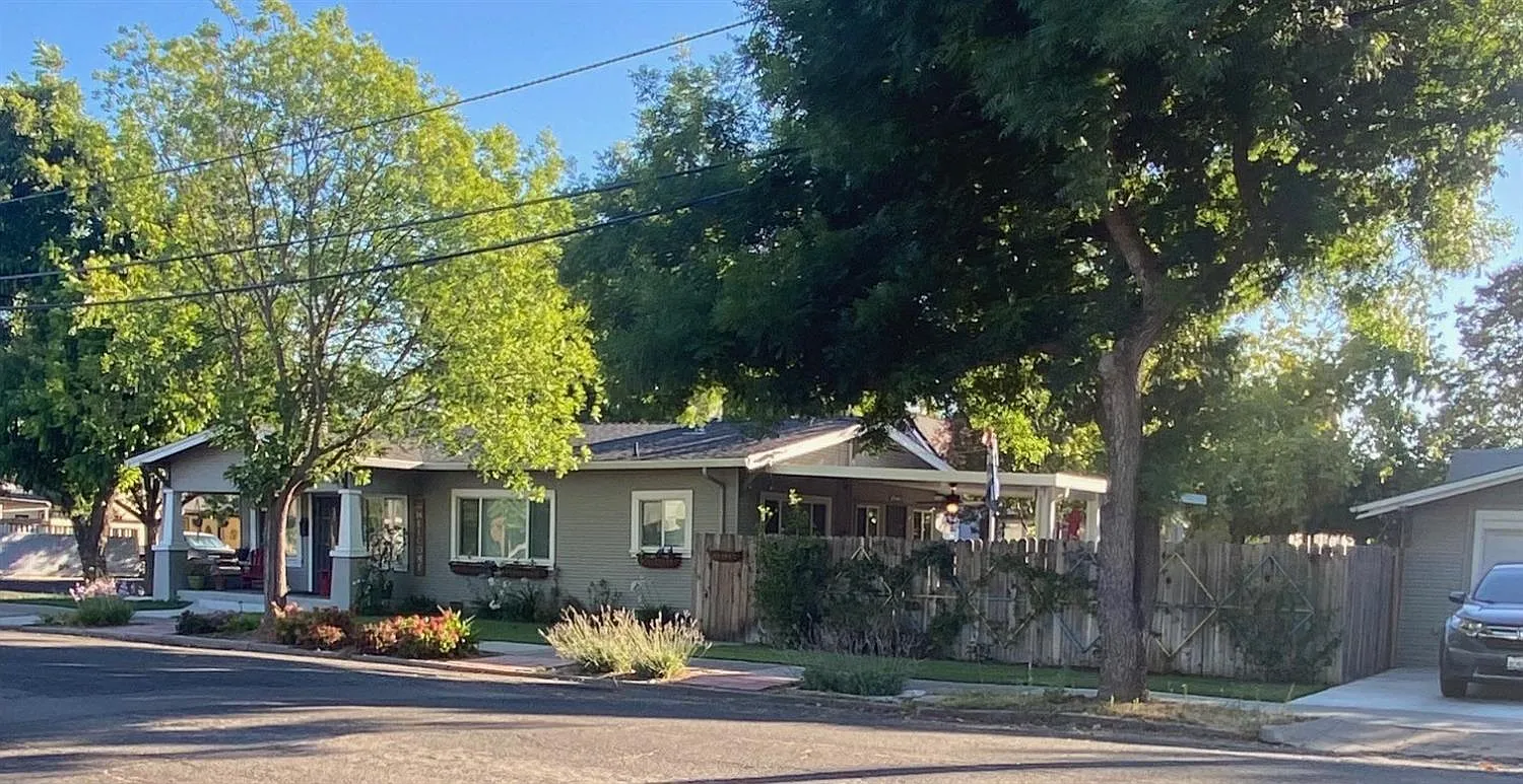 1105 N Yosemite St photo 1