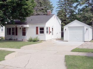712 Park St, Green Bay, WI 54303