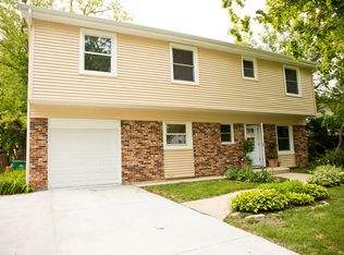 606 Raupp Blvd, Buffalo Grove, IL 60089