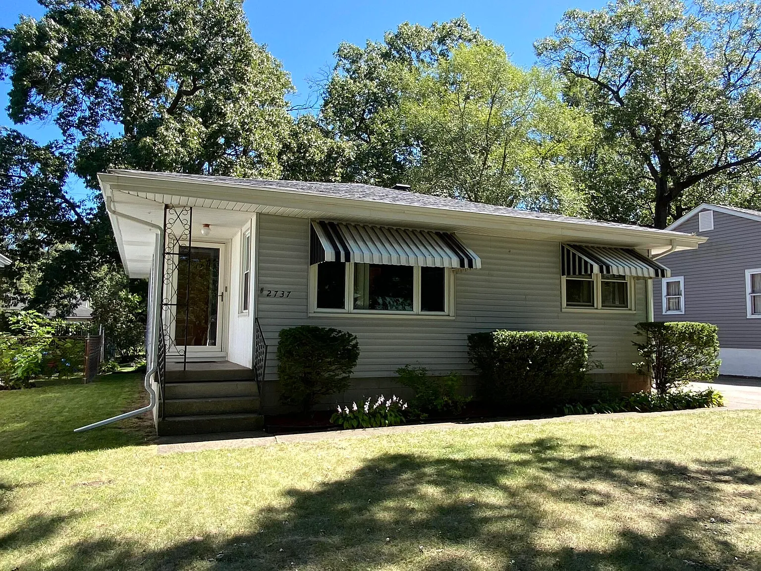 2737 Howard St photo 1