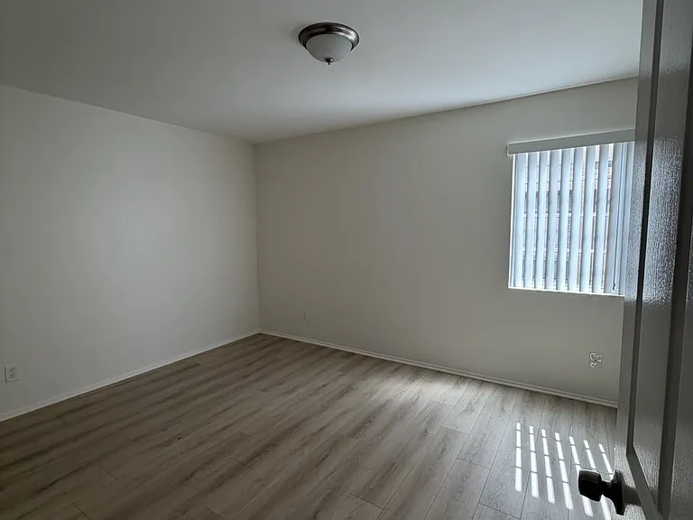 1051 E Spazier Ave #B — Photo 4