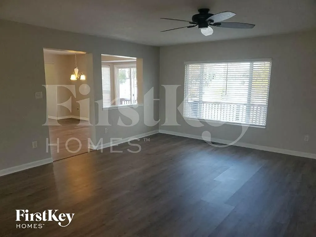 4 bed, 2.5 bath, 2278 sqft, $2,345 — Photo 3