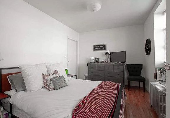 4th image of 310 W 95th St #8D