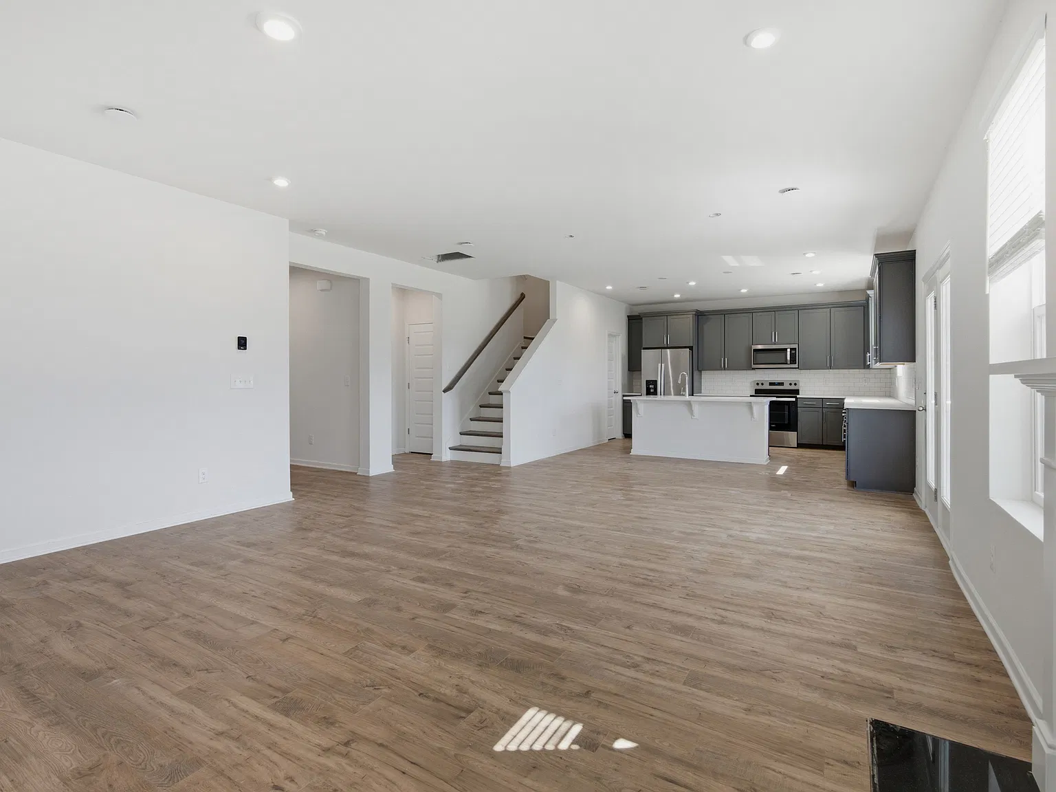 4 bed, 3.5 bath, 2574 sqft, $3,150 — Photo 4