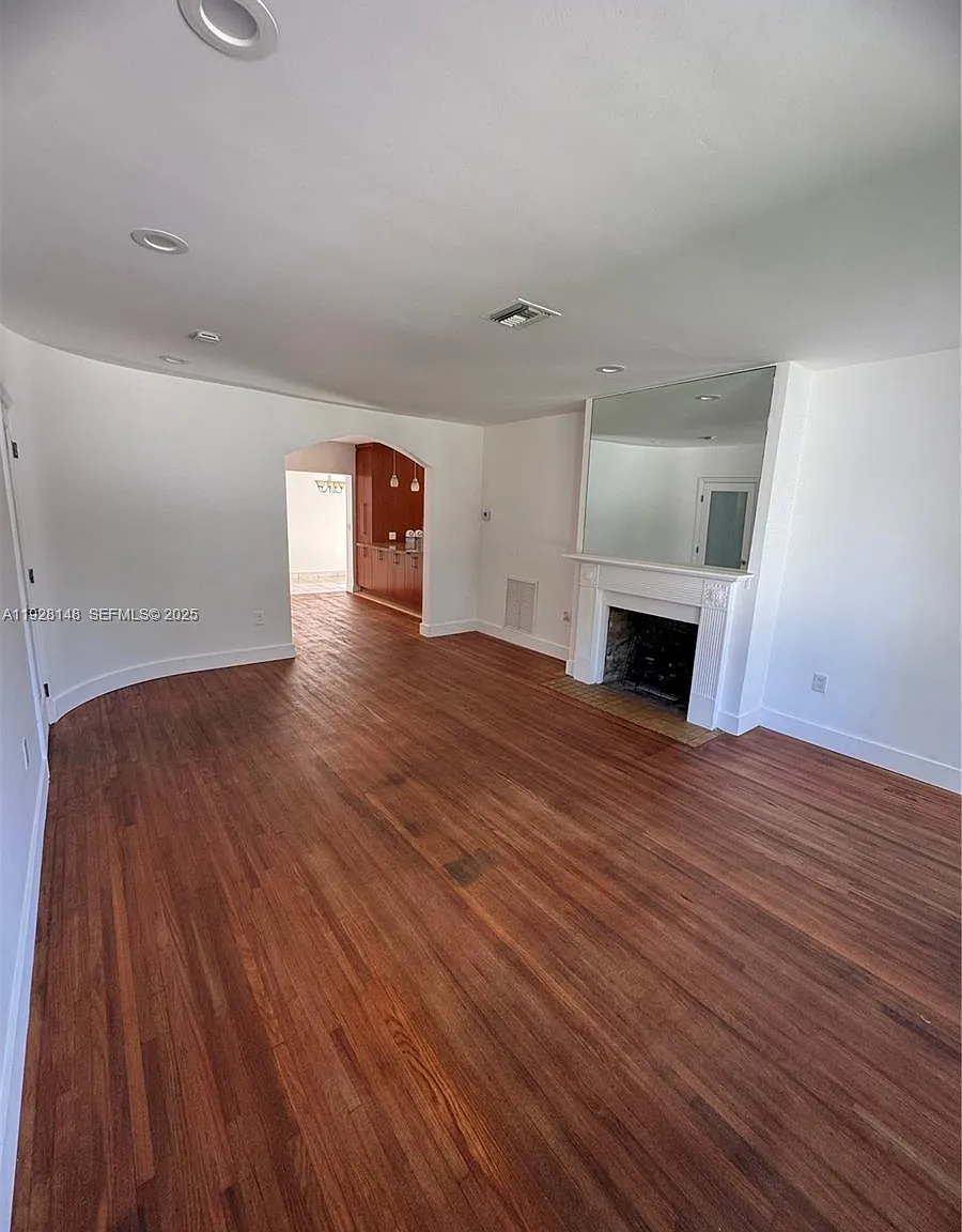 4 bed, 2.0 bath, 2290 sqft, $5,500 — Photo 2