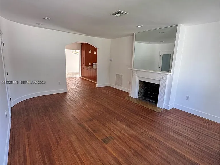 3021 SW 2nd Ave — Photo 2