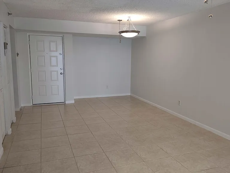 2025 Lavers Cir #D206 — Photo 4