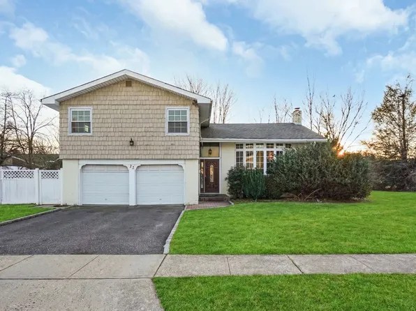 22 Marshall Ln, Westbury, NY 11590