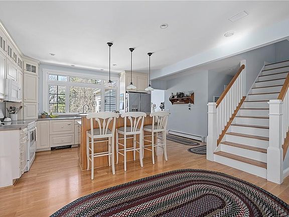 5th image of 132 Railroad Ave