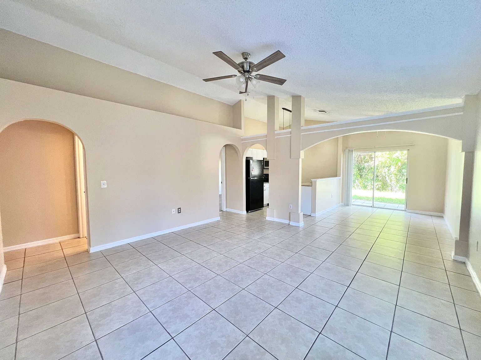 3 bed, 1178 sqft, $1,950 — Photo 4