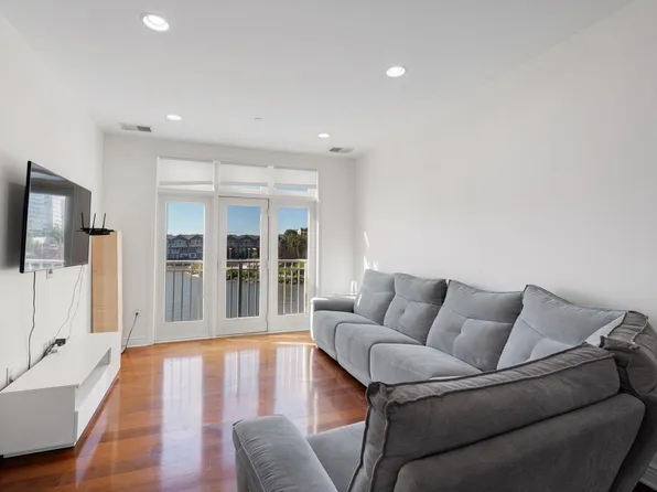 7400 River Road image 2 of 31