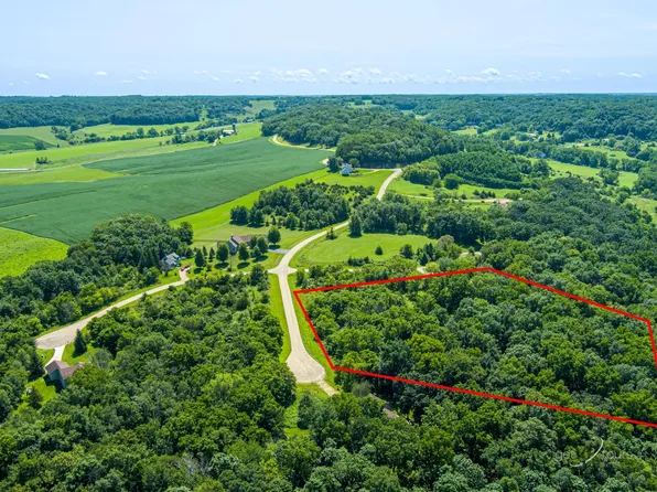 14 Woodside Dr, Galena, IL 61036