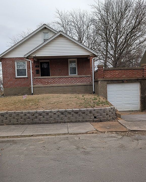 1st image of 318 N Farmington Rd