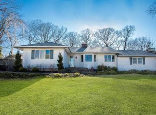 40 Falcon Ct, Hauppauge, NY