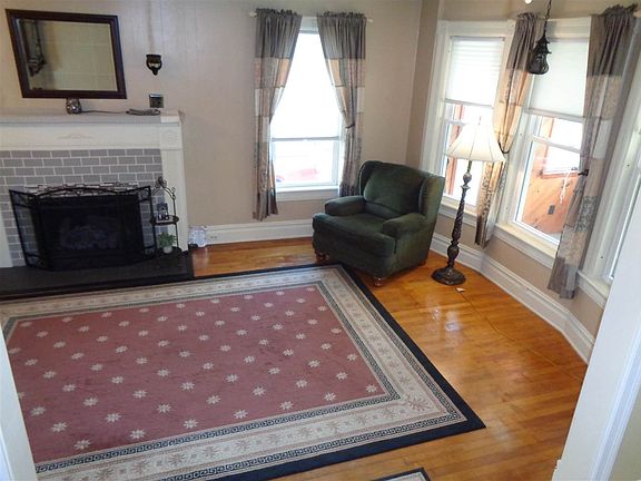 4th image of 610 Pickering St