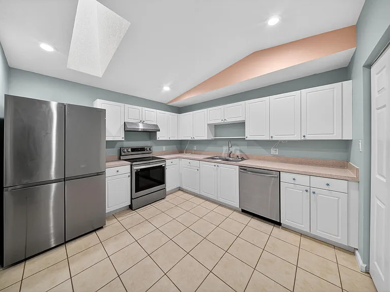 1567 Pheasant Walk #B — Photo 4