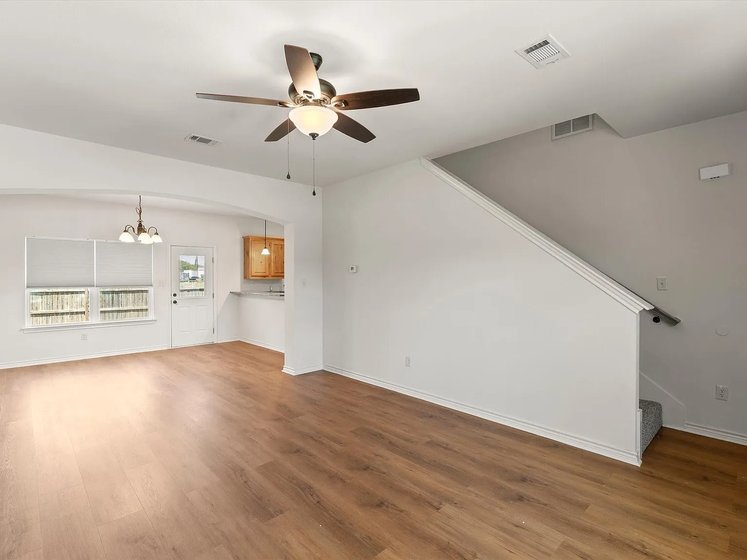 3 bed, 2.5 bath, 1356 sqft, $1,600 — Photo 4