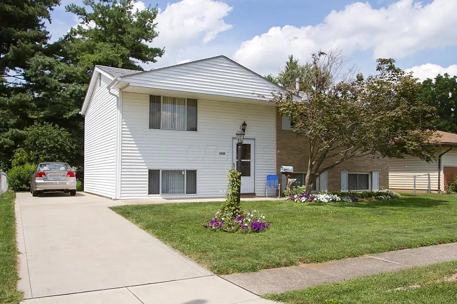 4984 Labelle Dr photo 1