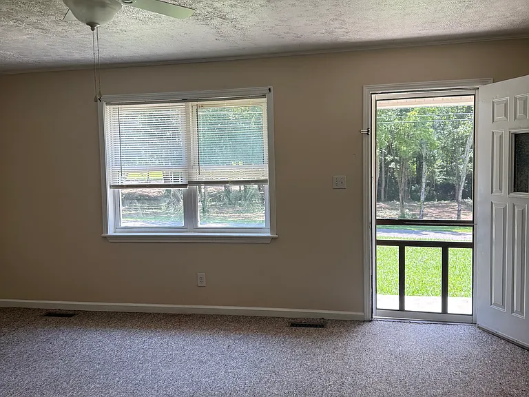 210 Oak St — Photo 3