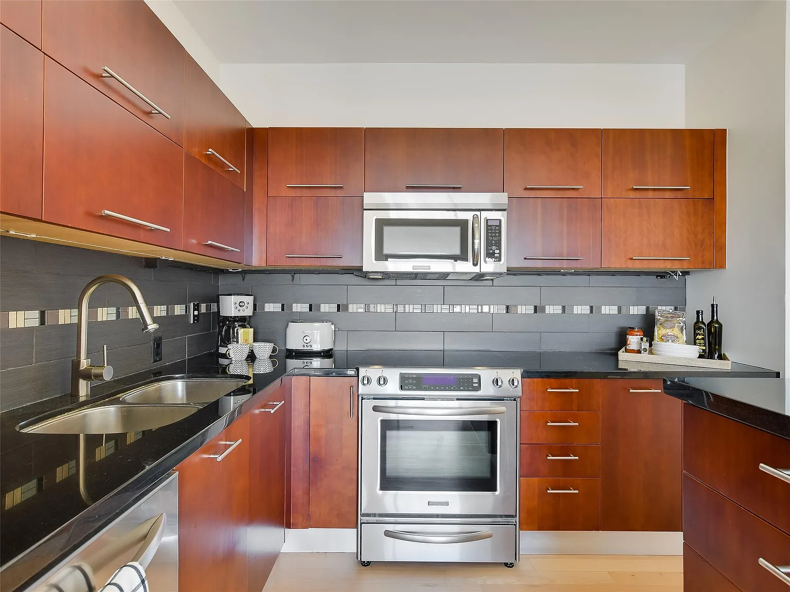 1 bed, 1.0 bath, 1005 sqft, $3,900 — Photo 3