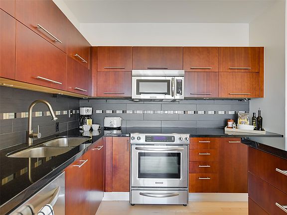 3rd image of 603 Davis St APT 2001