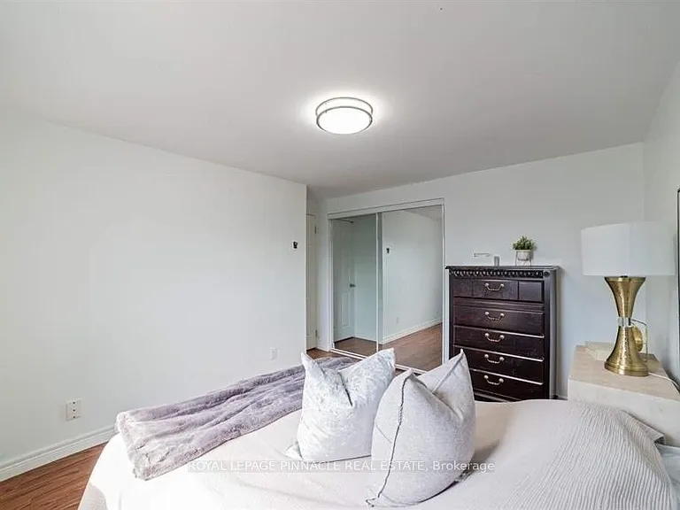 733 Parkview Cres — Photo 8