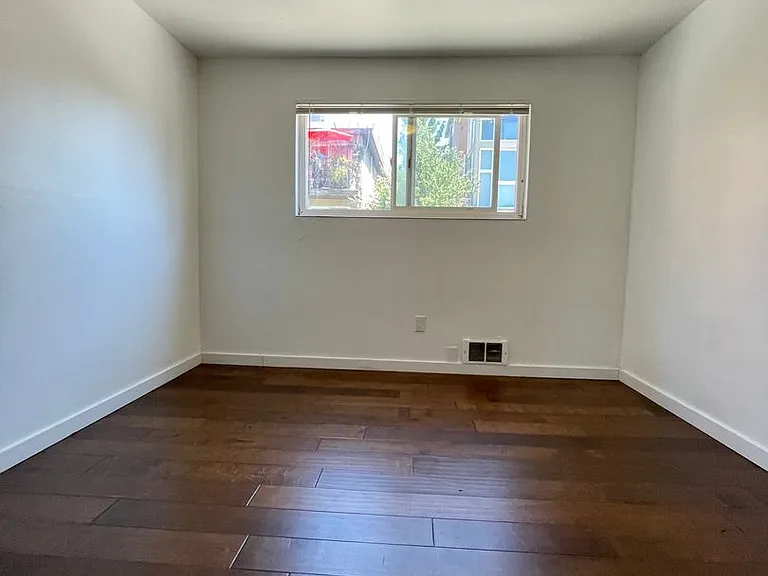 Bellevue Manor Apartments — Photo 12