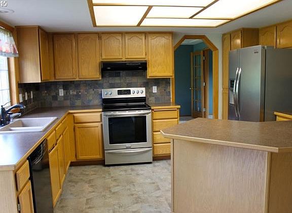 5th image of 3815 NE 39th Ct