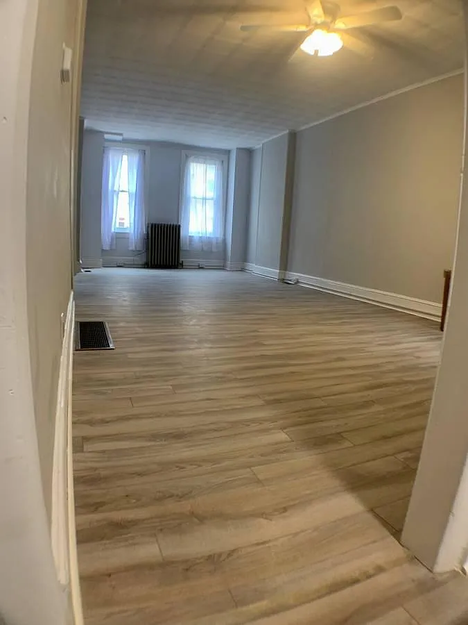3 bed, 1300 sqft, $2,400 — Photo 4