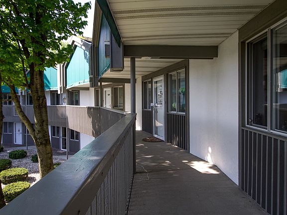 2nd image of 1001 S Oneida St APT 2J