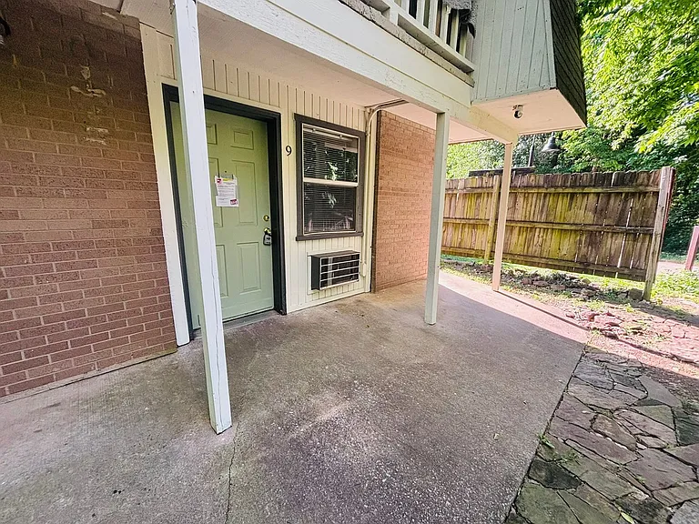 614 W Cleveland St #1-16 — Photo 2